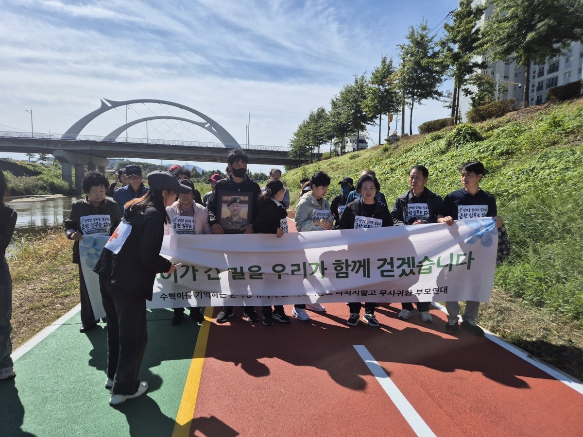 길을 걷는 참가자들