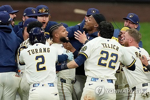 밀워키가 잭슨 추리오의 끝내기 안타로 역전승했다. 