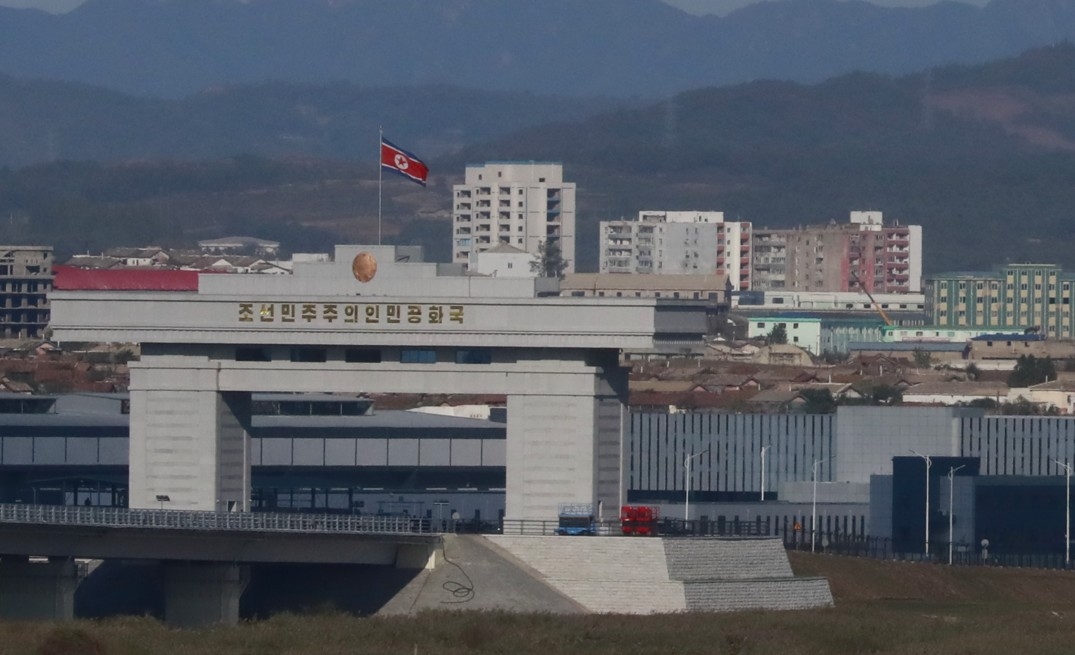 신압록강대교의 북측 대형 관문