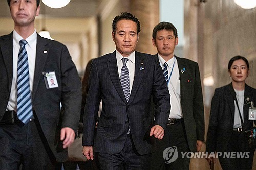야나 가즈오 농림상(가운데)