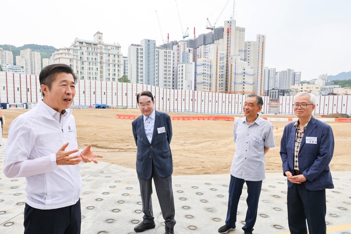 재건축 현장 찾은 전성수 구청장(왼쪽)
