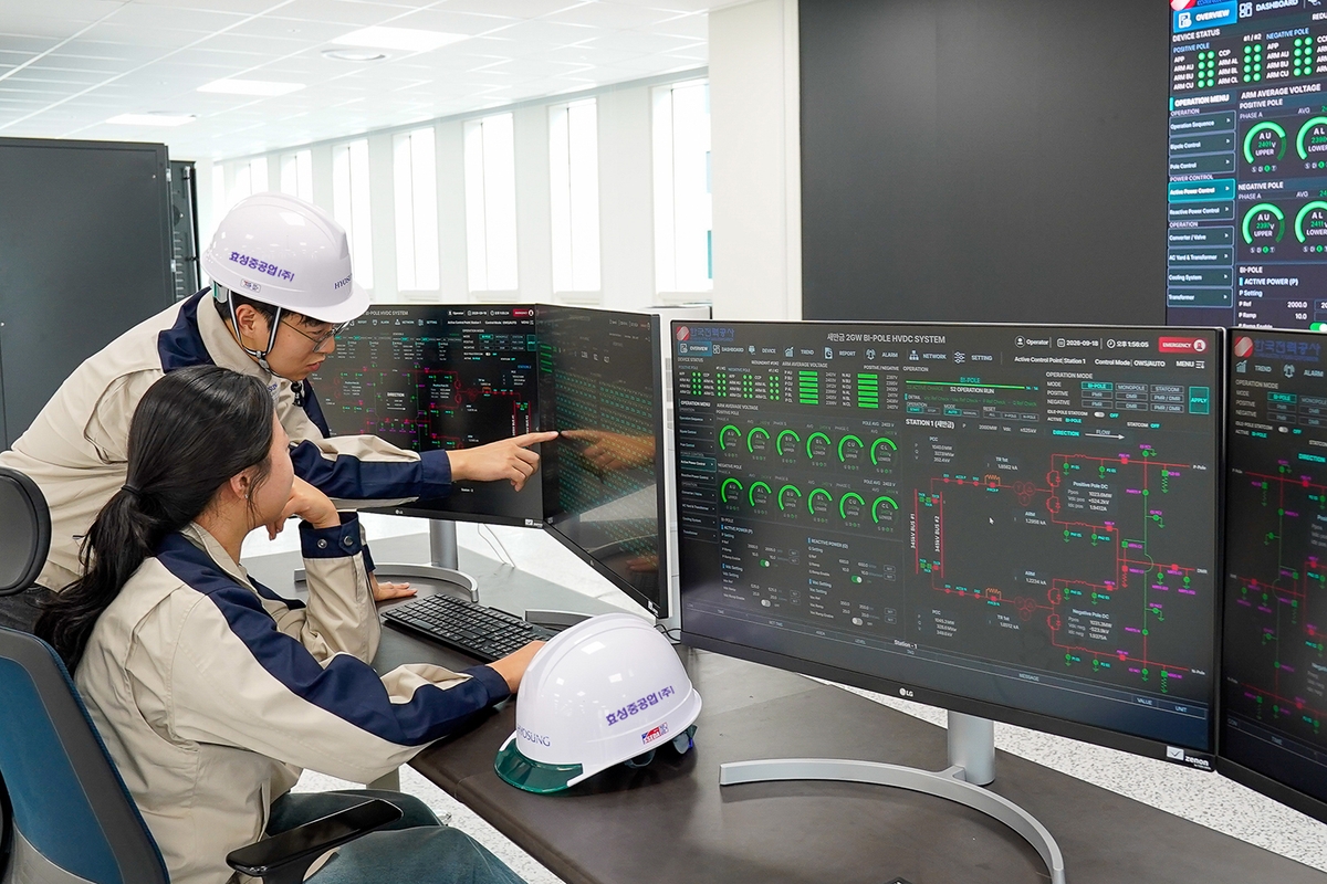 효성중공업 직원들이 HVDC 제어기 성능 검증 시험을 하는 모습