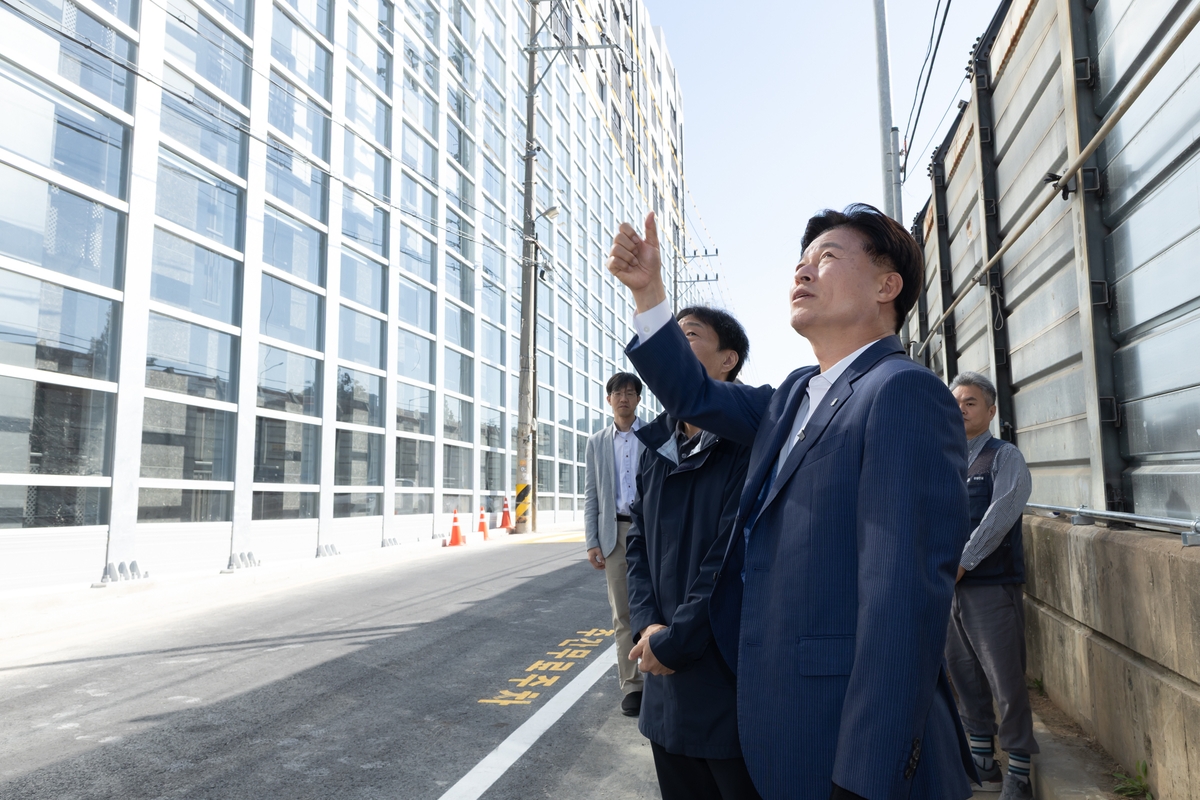 경인고속도로 방음벽 살펴보는 조용익 부천시장