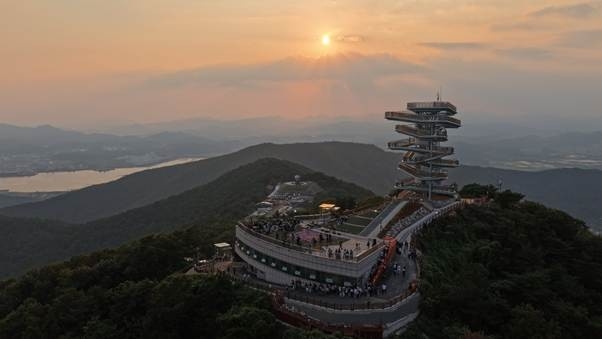 노을 빛에 물든 '파노라마 워크' 전경