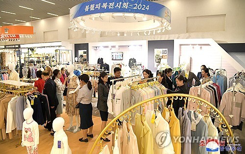 북한 평양에서 열린 '봄철 피복 전시회'