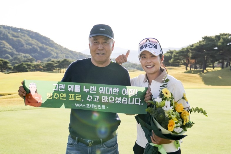 은퇴한 장수연(오른쪽)