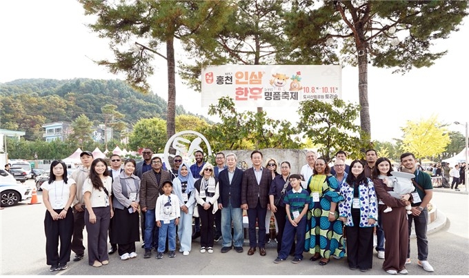 외교사절단 축제장 방문
