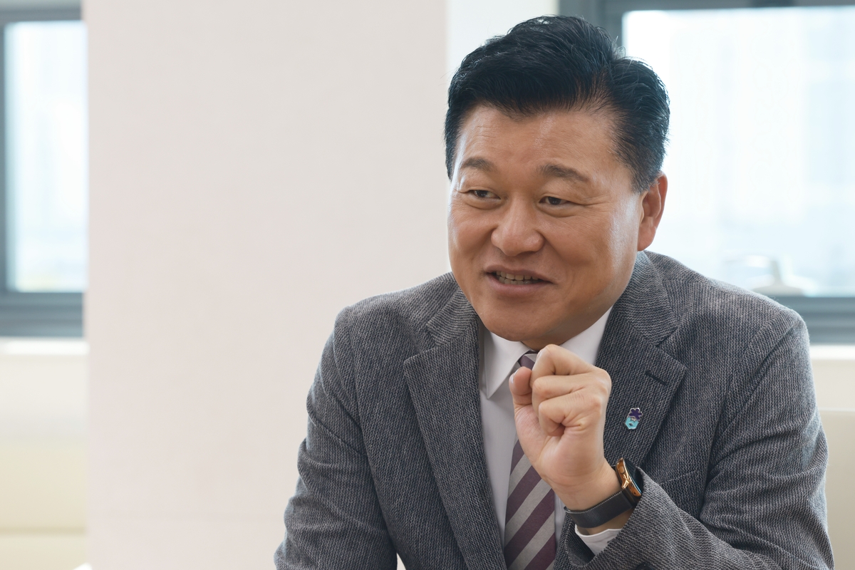 인터뷰하는 신용한 충북도지사