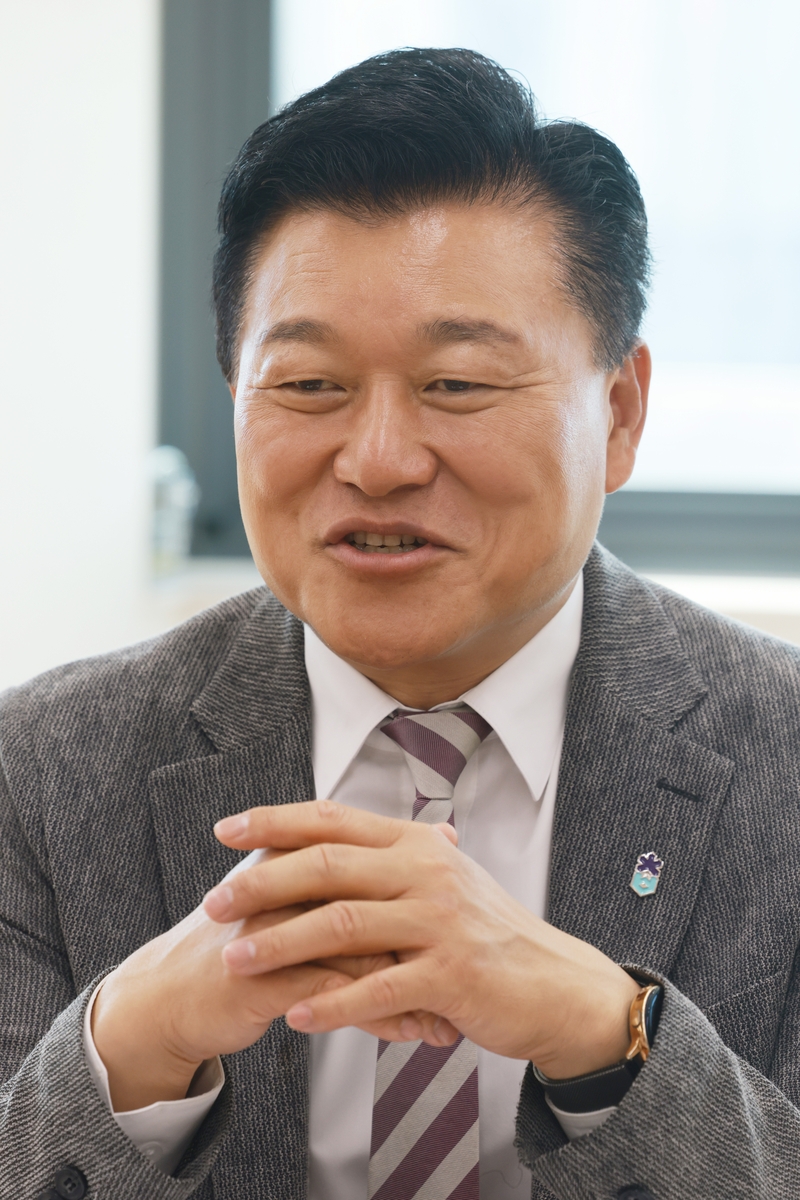인터뷰하는 신용한 충북도지사