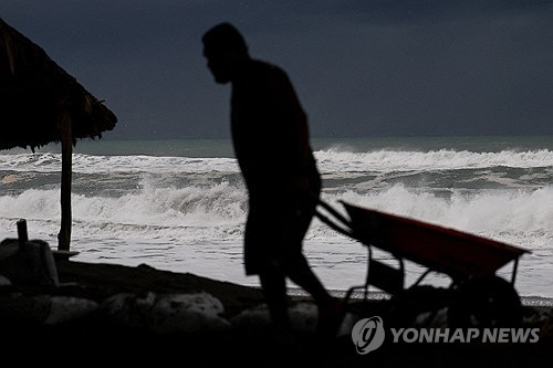 멕시코 태평양 지역에서 거친 파도를 일으키고 있는 허리케인 시몬 