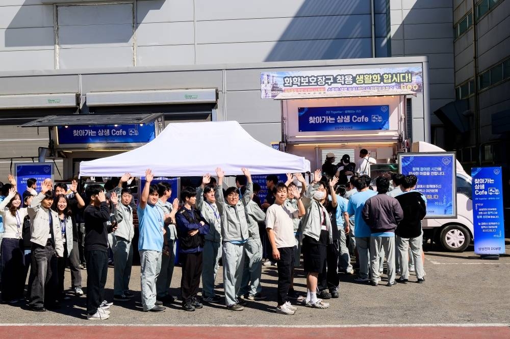 커피차에서 음료를 기다리는 대덕전자 직원들