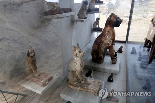 쿠푸 이마하트 무덤 고양이 조각상들
