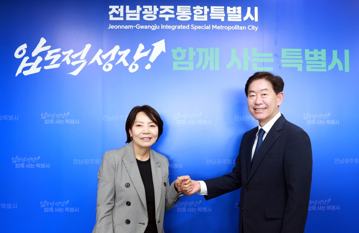 윤난실 시민주권부시장(왼쪽)과 백승주 균형발전부시장