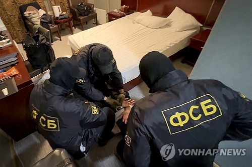 일본인 기자 체포하는 러시아 FSB
