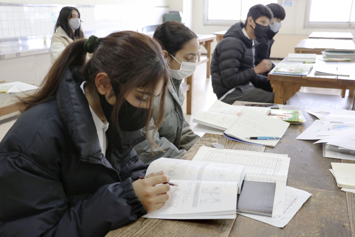 일본 학교서 공부하는 외국인 아동들