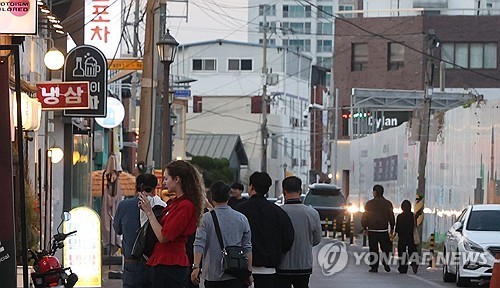 전주 객리단길 걷는 시민들