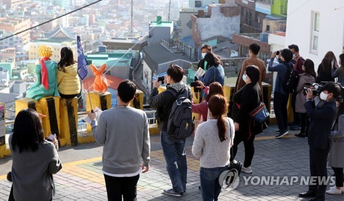 부산 감천문화마을 찾은 '트래블 버블' 싱가포르 관광객