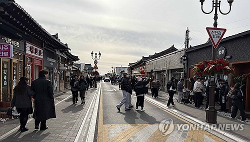 붐비는 경주 황리단길