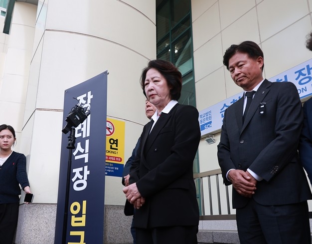 순직 소방관 빈소 앞에서 발언하는 추미애 경기도지사