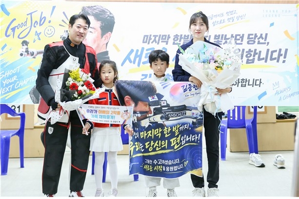 가족의 축하 속에 은퇴 경기를 치른 김종현