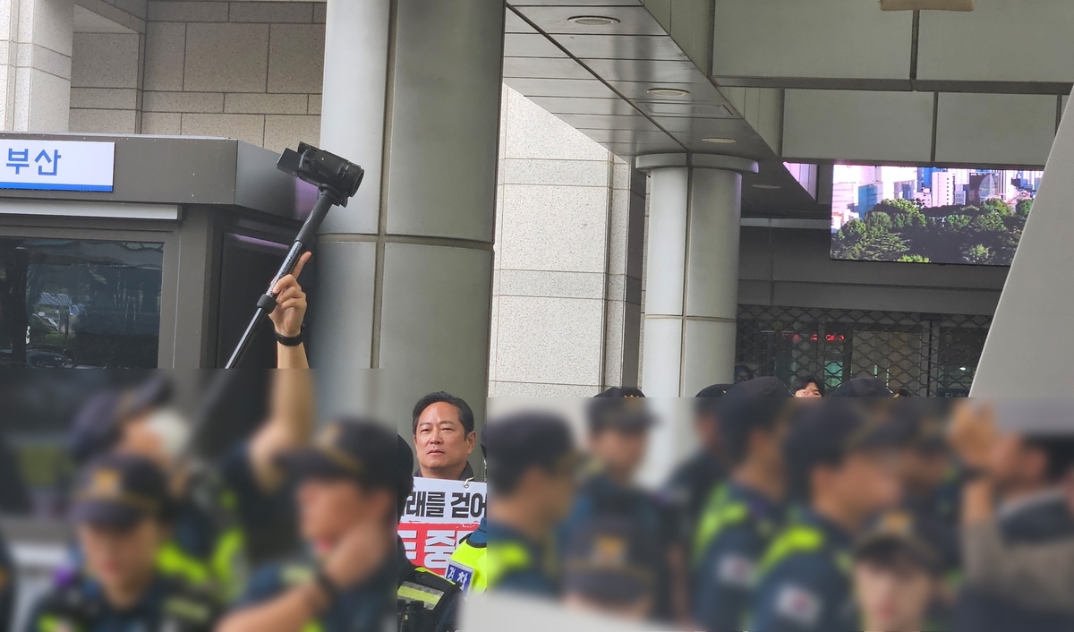 경찰관에 둘러싸여 1인 시위하는 박수영 의원