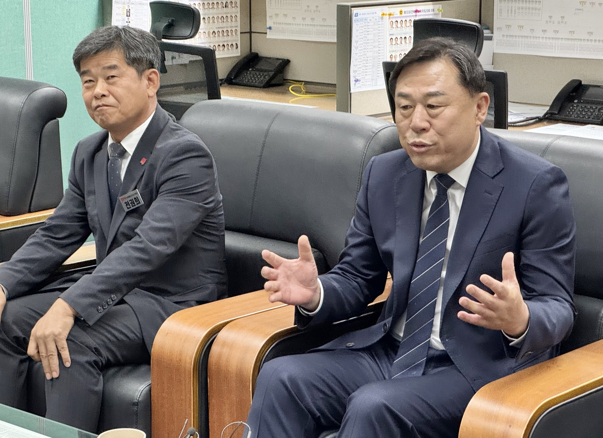 기자간담회하는 진보당 김종훈(오른쪽) 대표
