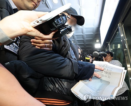 문건 펼치는 역삼동 방화 용의자
