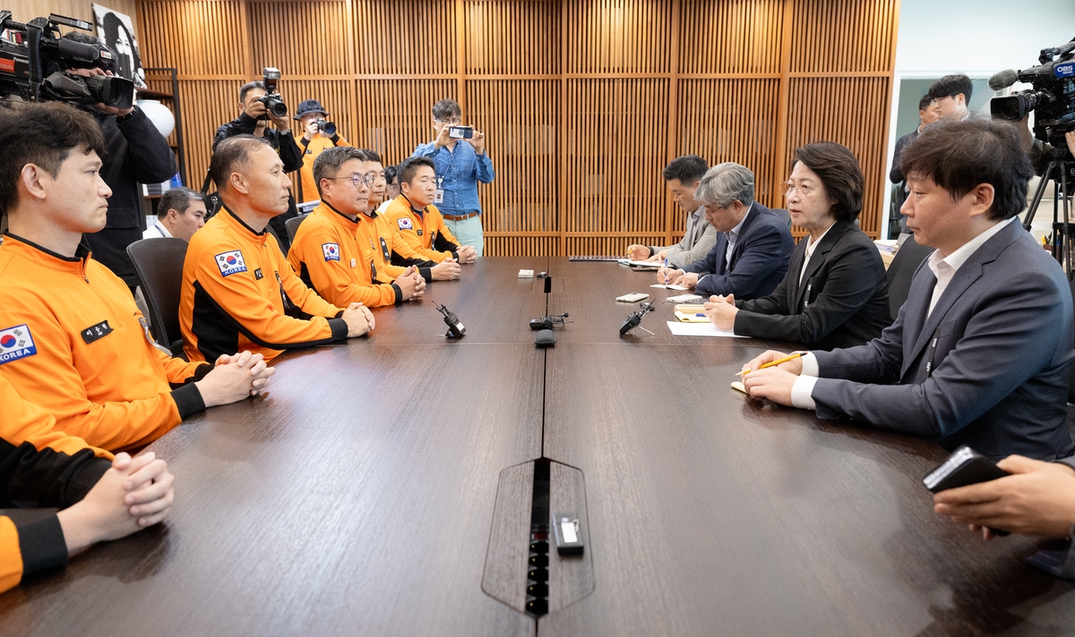 소방공무원들 면담하는 추미애 지사