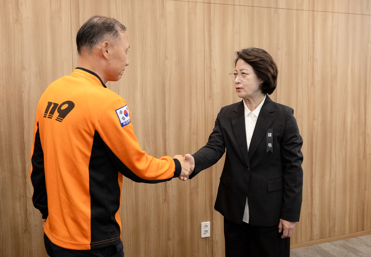 소방공무원노조 면담하는 추미애 지사