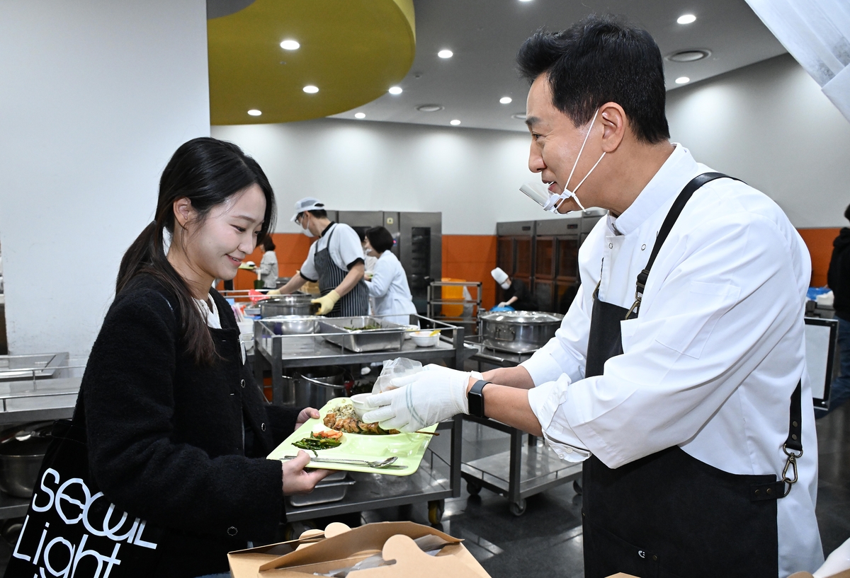 오세훈, 서울시청 구내식당서 '서울 달빛야장' 특별식 배식
