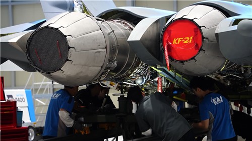 KF-21 엔진 장착 작업현장