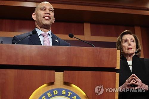 제프리스 의원과 낸시 펠로시 전 하원 의장(오른쪽)