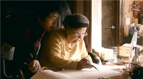 홍승표 감독과 '욕쟁이 할머니' 고 정의만 씨.