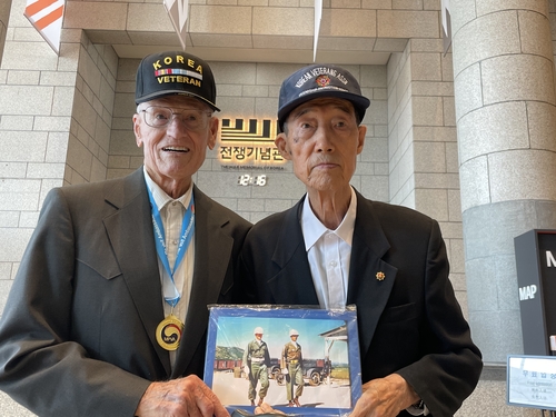 프랜시스 스웨트(95) 씨와 김주찬(95) 씨 