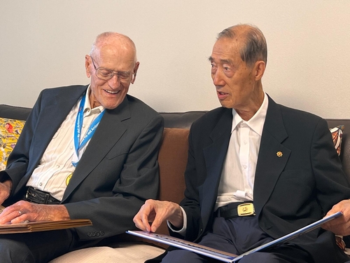 프랜시스 스웨트(95) 씨와 김주찬(95) 씨 