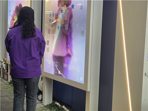 이태원역 1번 출구 앞 '기억과 안전의 길'에서 묵념하는 시민