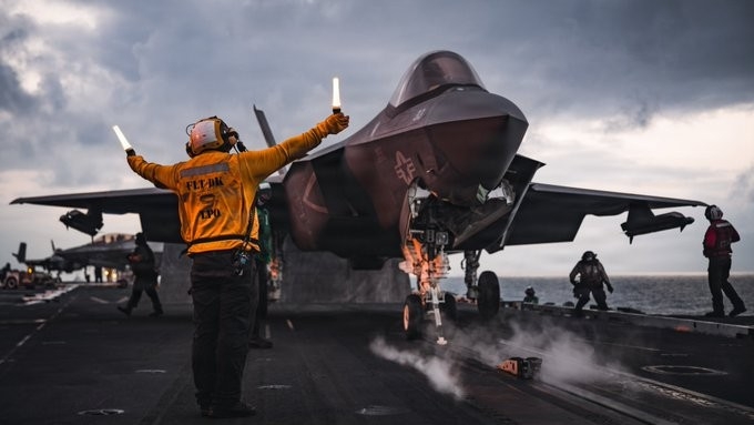 조지워싱턴 항모에서 출격하는 미 F-35C 전투기