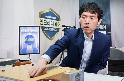 이창호 9단이 세계 최초로 2천승을 달성했다.