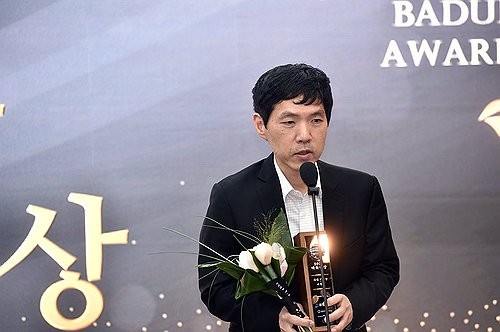 이창호 9단이 대망의 2천승 고지에 올랐다.