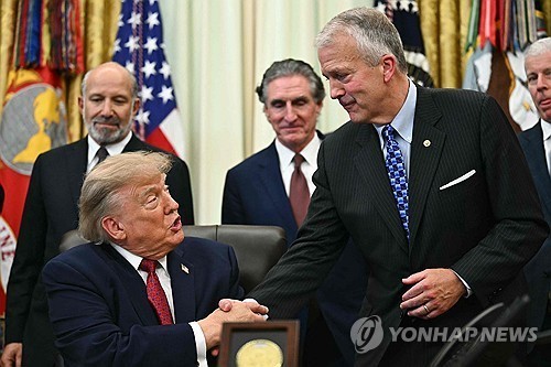 트럼프 대통령과 댄 설리번 공화당 상원의원 