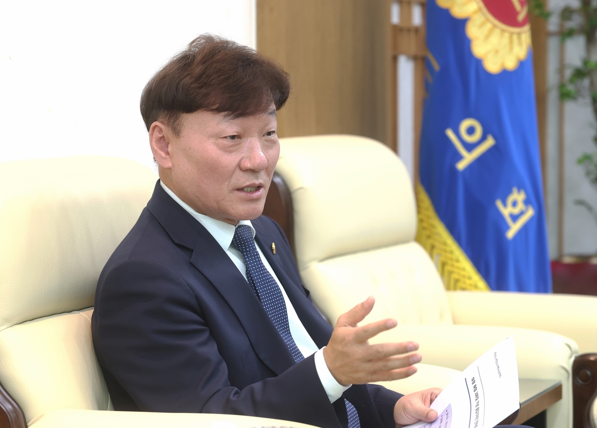 인터뷰하는 남종섭 경기도의회 의장