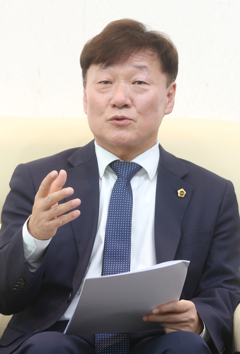 인터뷰하는 남종섭 경기도의회 의장