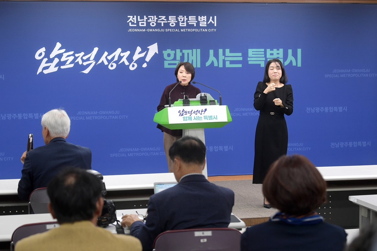 기자회견하는 윤난실 부시장