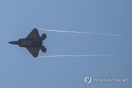 일본 오키나와 카데나 美공군기지 위를 비행하는 F-22 랩터