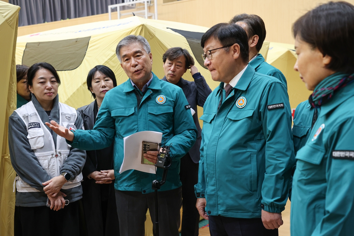 28일 개포중학교에 마련된 임시대피소를 찾아 현장을 점검하는 김현기 구청장