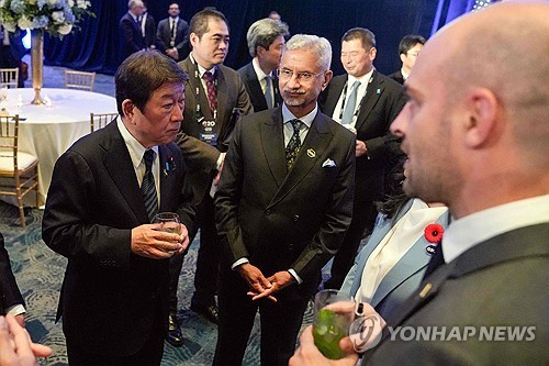 G20 외무장관회의 참석한 모테기 일본 외무상(왼쪽)
