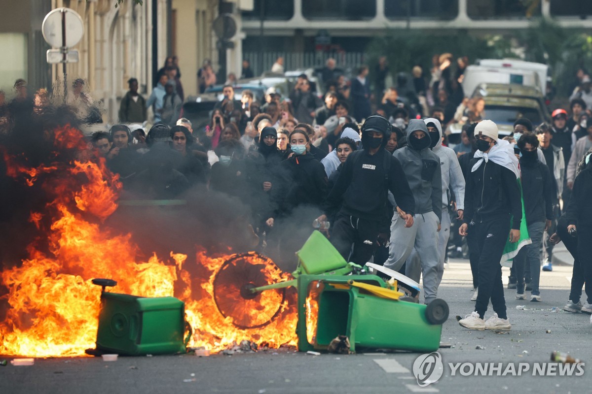 2일(현지시간) 파리 도심에서 벌어진 학생 시위에서 쓰레기통, 자전거가 불타고 있다.
