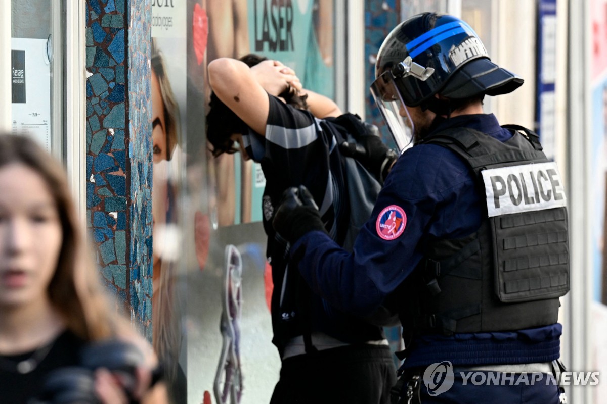 5일 경찰과 충돌 끝에 연행되는 시위자