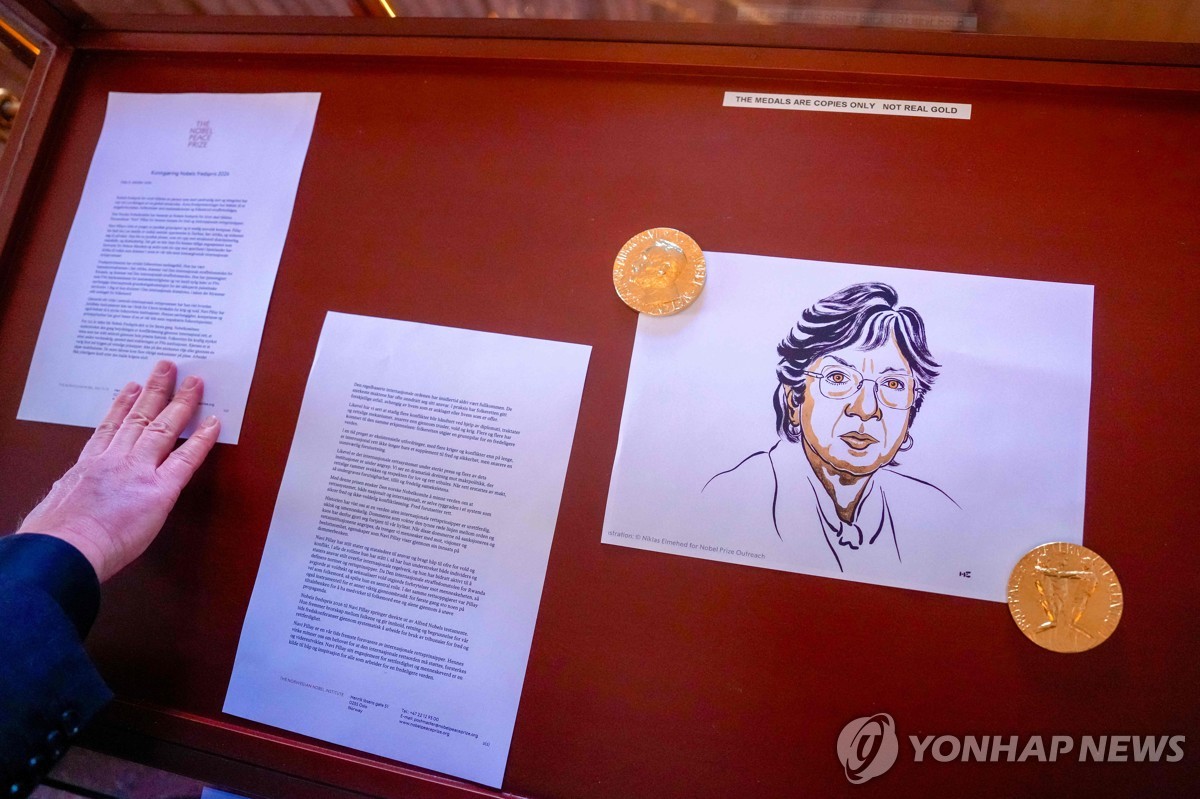 노벨평화상 수상자 나비 필라이 캐리커처