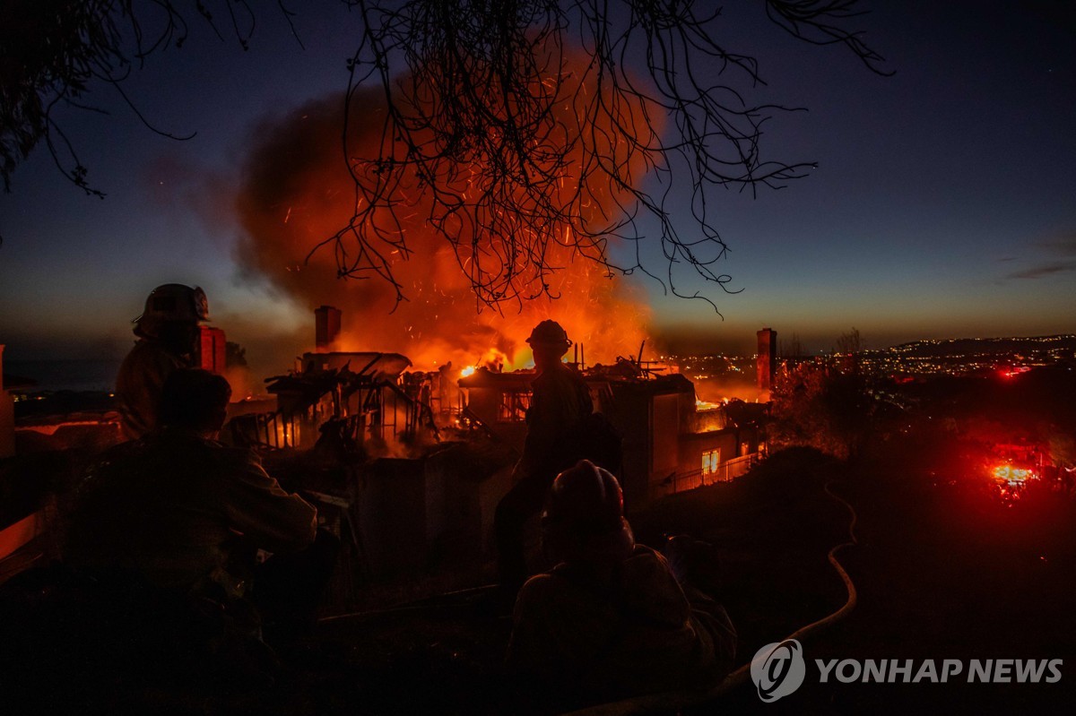 미 캘리포니아주 샌후안카피스트라노에서 소방관들이 '노르테 산불' 진화하는 모습